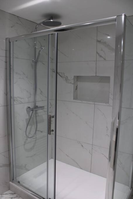 5 Star Apartment Лондон Екстериор снимка