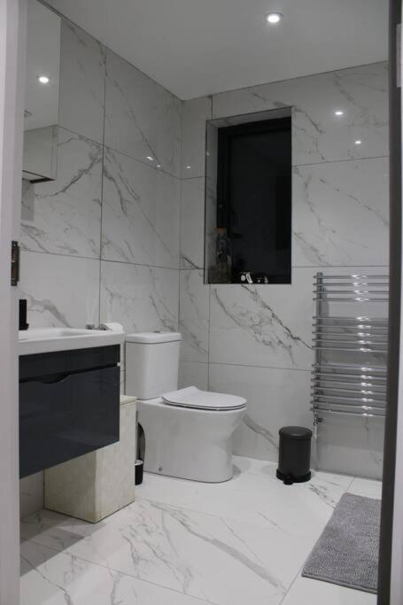 5 Star Apartment Лондон Екстериор снимка